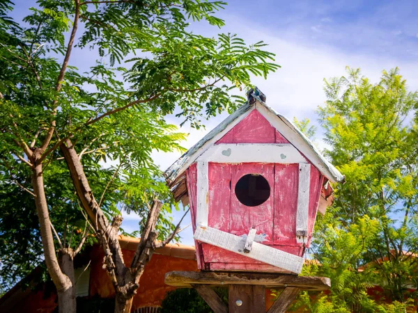 庭と木の赤い木製の鳥の家 — ストック写真