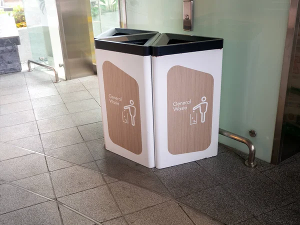 Papierkorb Einkaufszentrum Müllcontainer Mit Symbolen Des Recyclings — Stockfoto