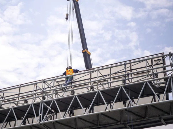 Gru Cantiere Sta Sollevando Cartello Led Cartellone Bianco Sfondo Cielo — Foto Stock