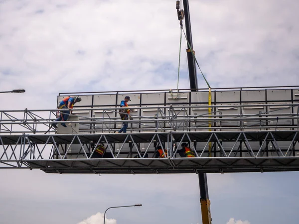 Gru Cantiere Sta Sollevando Cartello Led Cartellone Bianco Sfondo Cielo — Foto Stock