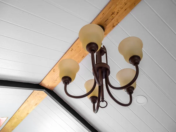ヴィンテージスタイルは 天井ランプ暖かいオレンジトーンライトカラーコンクリート背景壁を絞首刑 — ストック写真