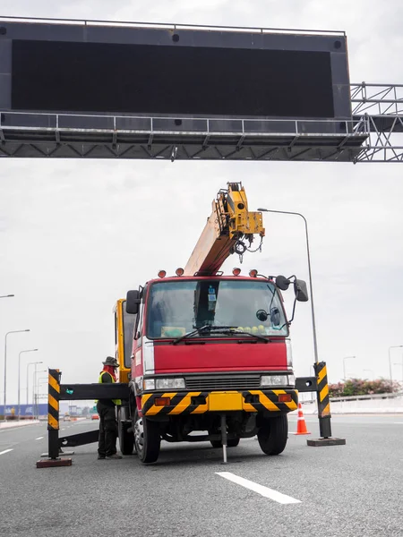 Baustellenkran Hebt Ein Led Schild Leere Werbetafel Auf Blauem Himmelshintergrund Stockbild