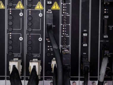 Bir üretim bandı fabrikasında elektrik paneli. Denetimler ve anahtarlar.