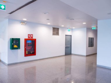 Yangın söndürme dolabı yangını önlemek için ofis binasında.