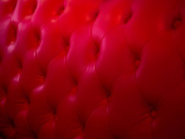 Deri yastıklardan arkaplan. Kırmızı deri retro sandalyelerden. Koltuğun klasik bir dokusu var.