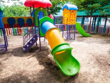 Bahçedeki renkli çocuk parkı..