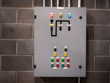 Boru hattı güç panoları duvardaki kutuda.