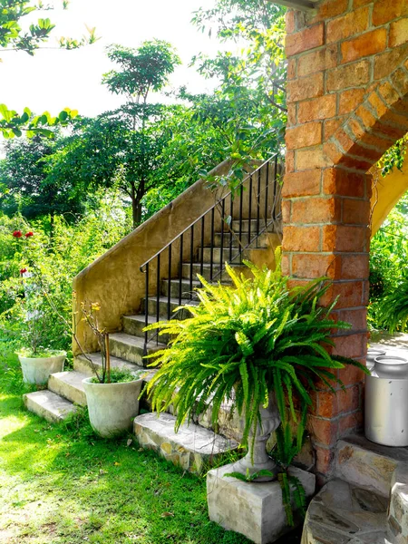 Evin Bahçesi Kaplama Taş Kaplama Kaplama Demir Merdiven — Stok fotoğraf