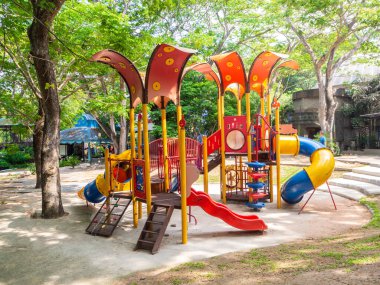 Bahçedeki renkli çocuk parkı..