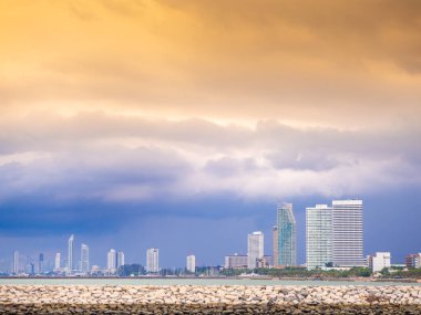 Pattaya Sahili 'ndeki yüksek bina ve güzel mavi deniz..