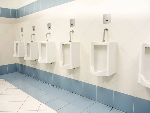 Чистый Новый Общественный Современный Туалет Комната Пуста — стоковое фото