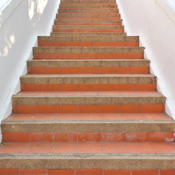 Tay tapınak kırmızı kiremit merdiven