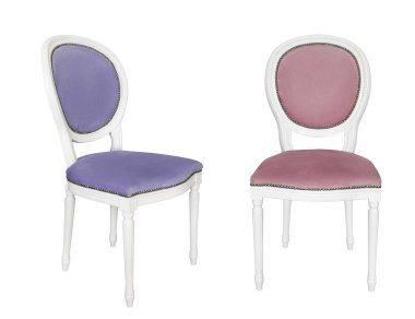 Bir antika beyaz sandalye siyah arka plan üzerine izole mavi bir döşeme ile. Retro tarzı. Mobilya için rafine iç. Gösterim amacıyla reklam mobilya Atölyesi, Mobilya Mağazası, Restorasyon Atölyesi.