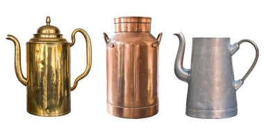 Vintage rustik nesneleri kümesi. Pirinç su ısıtıcısı, bakır süt Can ve alüminyum su ısıtıcısı. Beyaz arka plan üzerinde izole.