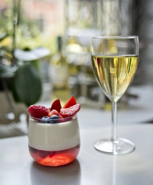 Bir kadeh beyaz şarap ve bir panakota tatlı