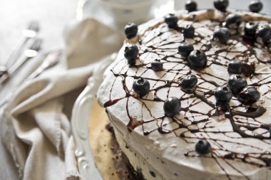 Kutlama kek çilek ve aromatik kahve bir fincan