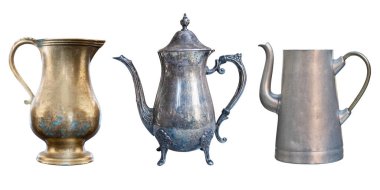 Üç antika çaydanlıklar, metal, alüminyum ve bakır beyaz arka plan üzerinde izole. Vintage eski püskü yemekleri