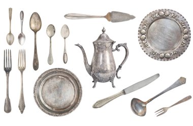 Vintage gümüş çatal, kaşık, bıçak, su ısıtıcısı, tabaklar, pota ve kaşık kek için. Eski yemekleri ve beyaz arka plan üzerinde izole çatal bıçak takımı. Rustik. Retro.