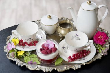 Vintage bir tepsi ve bir ahududu tatlı, antika bir çaydanlık Antik bardak muhteşem taze sıcak çay