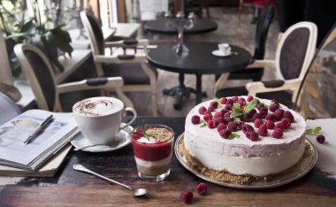 Kek Ahududu, kahve latte, çilekli tatlı ve boo