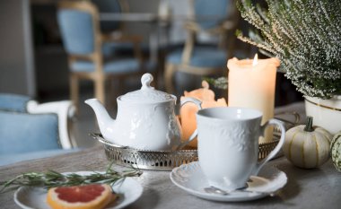 Biberiye ve greyfurt, mum ışığında vintage bir kafe ile akşam çay