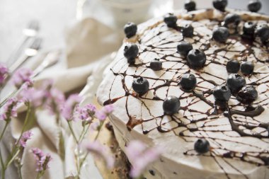 Pasta ceti ile hafif bir arka plan üzerinde. Romantizm. Parlatıcı. Kopya alanı