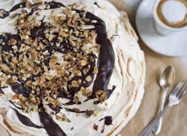 Somun beze, espresso macchiato Kupası ve vintage çatal ve kaşık