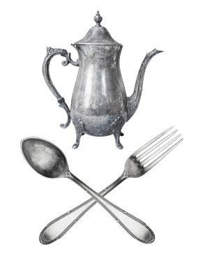 Vintage güzel metal su ısıtıcısı ve çapraz kaşık ve çatal beyaz arka plan üzerinde izole.