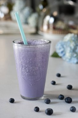 Muz ve yaban mersini bir cam kabı içinde Lila kokteyl. Sağlıklı gıda. Sebze