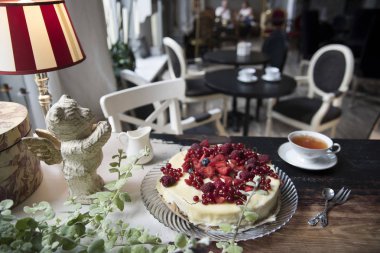 Belçika Beyaz vintage bir restoran arka plan üzerinde çikolata ile harika kek