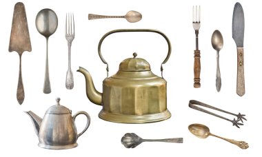 Vintage metal antika su ısıtıcılar, kaşık, çatal, bıçak, şeker maşası ve beyaz bir arka plan üzerinde izole kek kürek. Retro gümüş.
