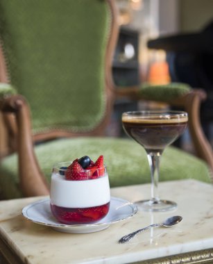 Vintage kafe arka plan üzerinde muhteşem beze pasta