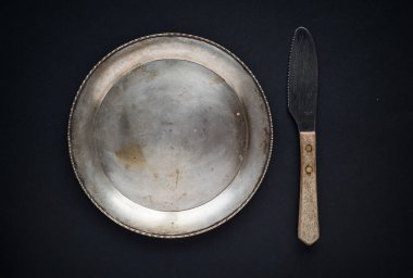 Vintage gümüş tabak, kaşık ve çatal siyah arka plan üzerine