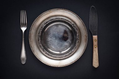Vintage gümüş tabak, kaşık ve çatal siyah arka plan üzerine