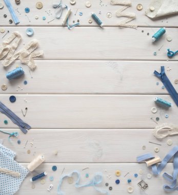 Beyaz ahşap zemin ve dikiş hassas pastel tonları, öğeleri bir çerçeve şeklinde ortaya koydu. Metin için yer