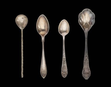 Vintage çay kaşığı beyaz bir arka plan üzerinde izole. Rustik tarzı. Gümüş.