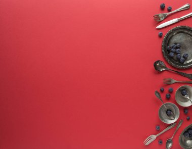 Kırmızı bir arka plan ve vintage gümüş mutfak aletleri