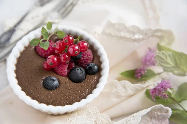 Chocolate Mousse Berries Light Napkin Old Spoon Fork Copy Space — Stock Photo, Image