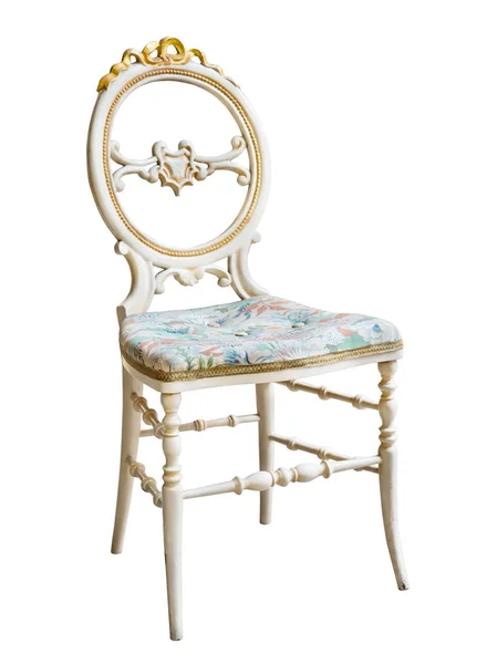 チェビ シックなスタイルの白い背景で隔離の素晴らしいアンティークの白い椅子 ビンテージ家具 — ストック写真
