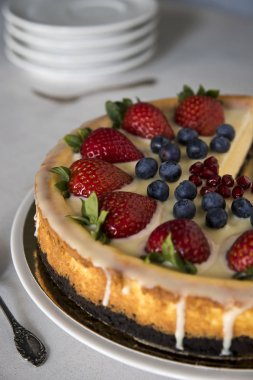 Retro dikiş aksesuarları ve aksesuarlar, iğne işi. Makara iplik, iğne, düğmeler, şeritler panoları beyaz. Spase kopyalayın. Dikiş, nakış, el sanatları, dikiş kursları, eğitim. Elbise ve kumaş, arka plan ev üretilen ürünler oluşturma