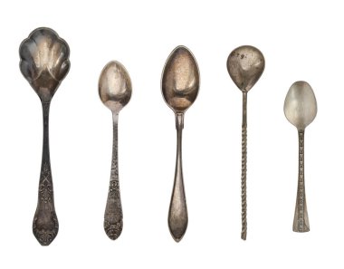 5 vintage çay kaşığı beyaz bir arka plan üzerinde izole. Retro gümüş