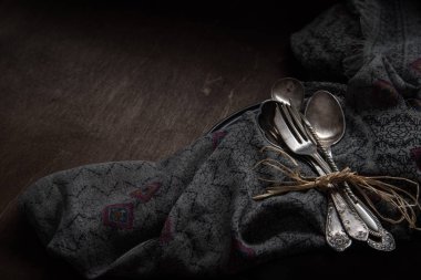 Vintage gümüş kaşık, çatal ve bıçak vintage siyah arka plan üzerinde. Düşük anahtar