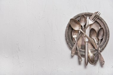 Vintage gümüş kaşık, çatal ve bıçak beyaz arka plan üzerinde. Kopya alanı