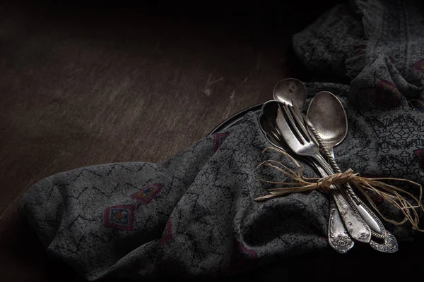 Vintage gümüş kaşık, çatal ve bıçak vintage siyah arka plan üzerinde. Düşük anahtar