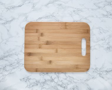 Mermer bir zemin üzerine boş vintage kesme tahtası.