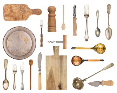 Eski küme ve ahşap öğeleri. Gümüş eşyalar, mutfak aksesuarları. SP