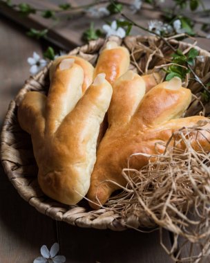 Lehçe Paskalya pastaları. Bir hasır sepetinde leylek pençeleri. Lehçe 