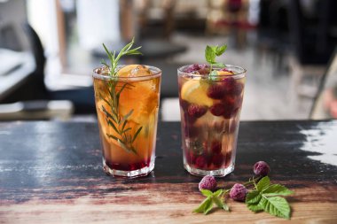 Bir kafenin arka planına karşı eski masada gözlükçay