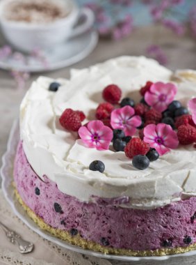 Çilek ve aromatik kahve bir fincan ile kutlama kek. Vint