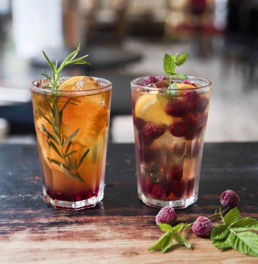 Bir kafenin arka planına karşı eski masada gözlükçay